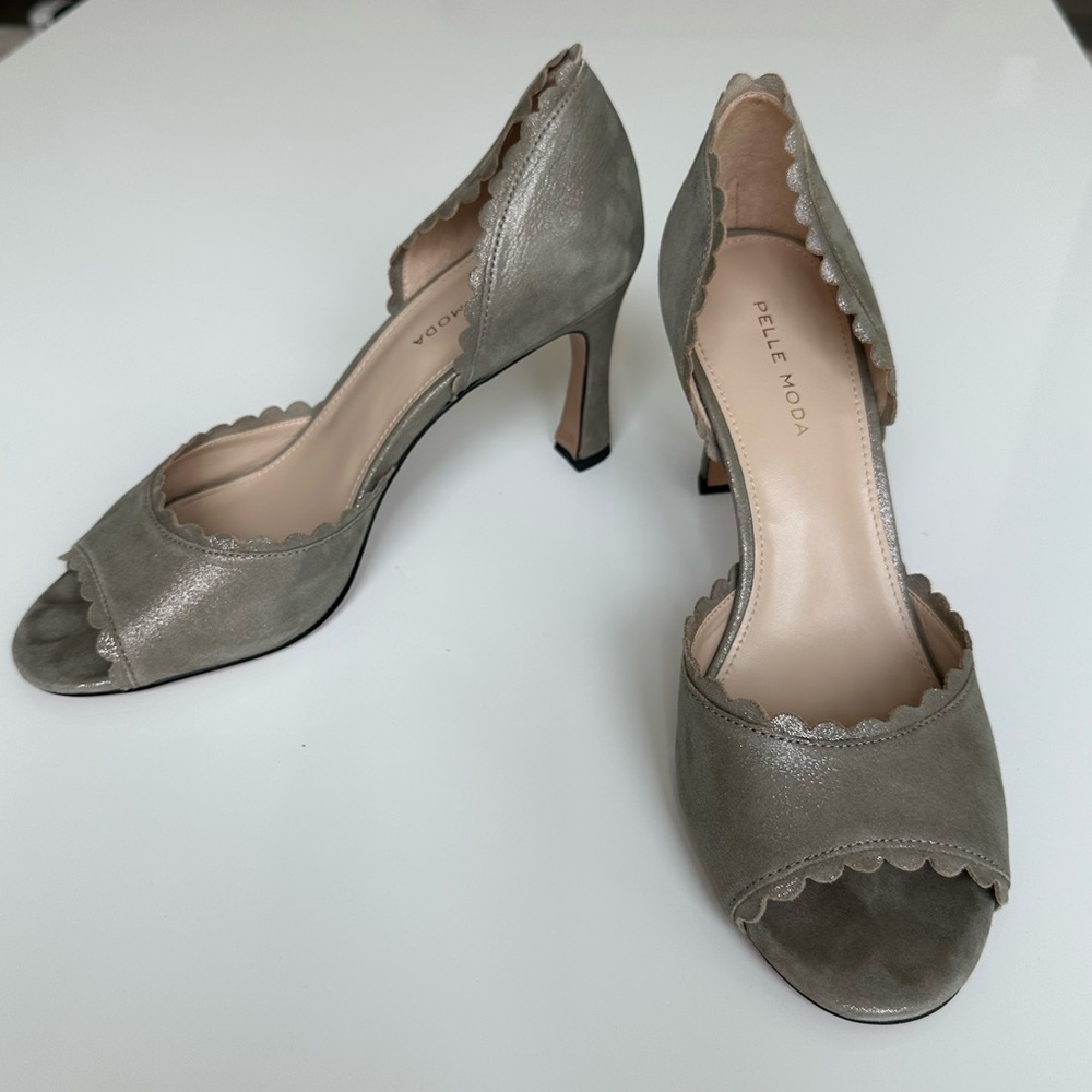 Pelle Moda Hollin Open Toe Pump Elegant Olive-Green Scalloped Mid Heels.